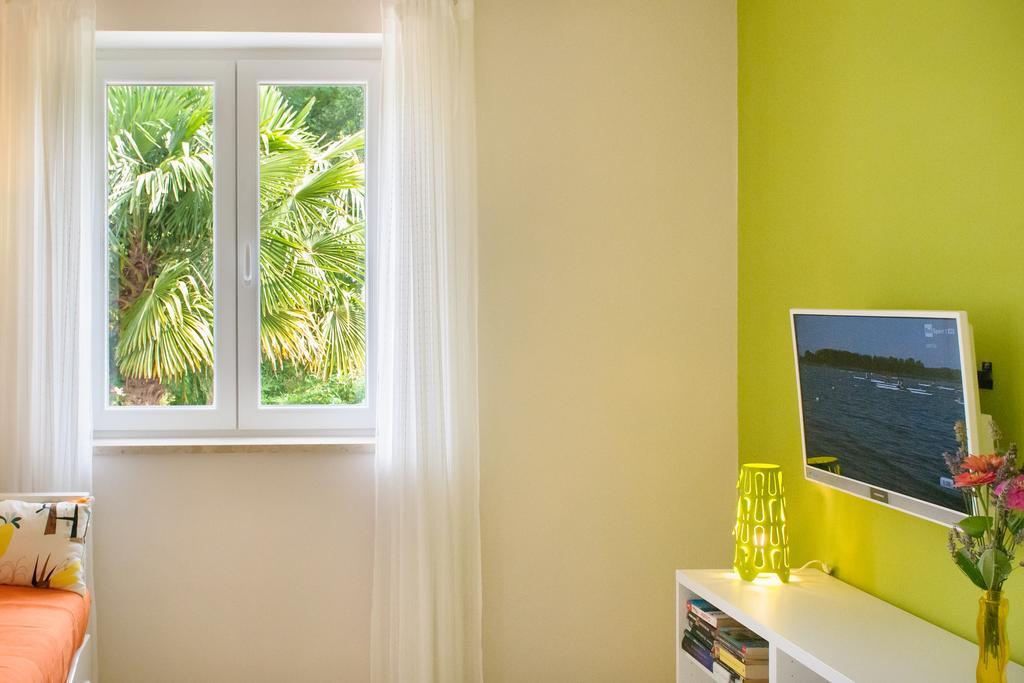 Studio And Apartment Nadia With Garden โปเรช ภายนอก รูปภาพ