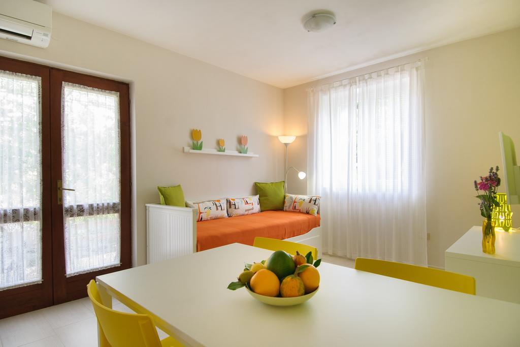 Studio And Apartment Nadia With Garden โปเรช ภายนอก รูปภาพ