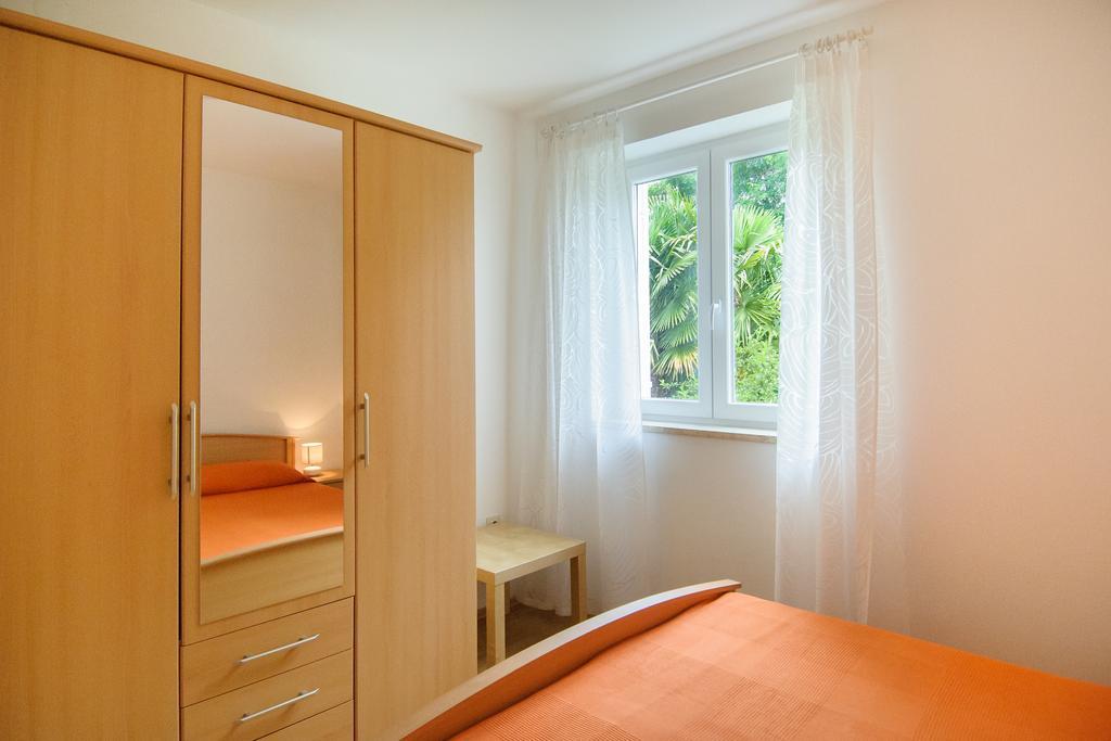 Studio And Apartment Nadia With Garden โปเรช ภายนอก รูปภาพ