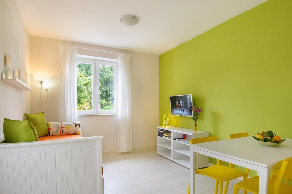 Studio And Apartment Nadia With Garden โปเรช ภายนอก รูปภาพ