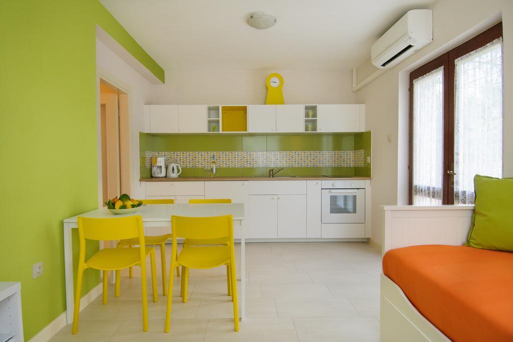 Studio And Apartment Nadia With Garden โปเรช ภายนอก รูปภาพ
