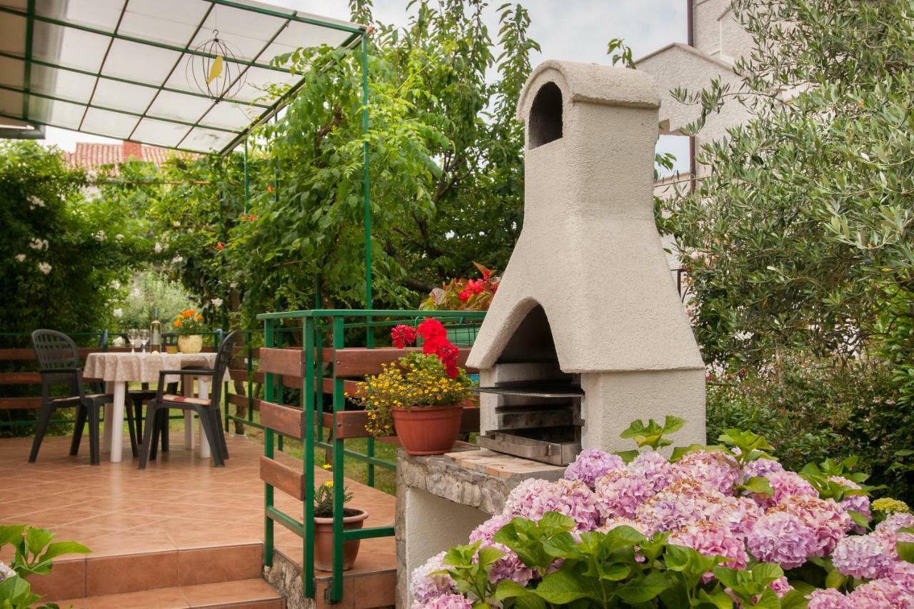 Studio And Apartment Nadia With Garden โปเรช ภายนอก รูปภาพ