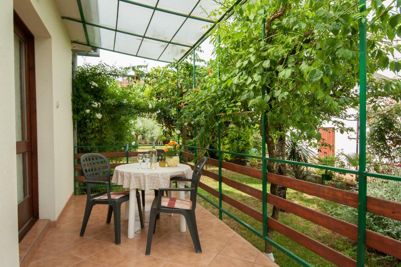 Studio And Apartment Nadia With Garden โปเรช ภายนอก รูปภาพ